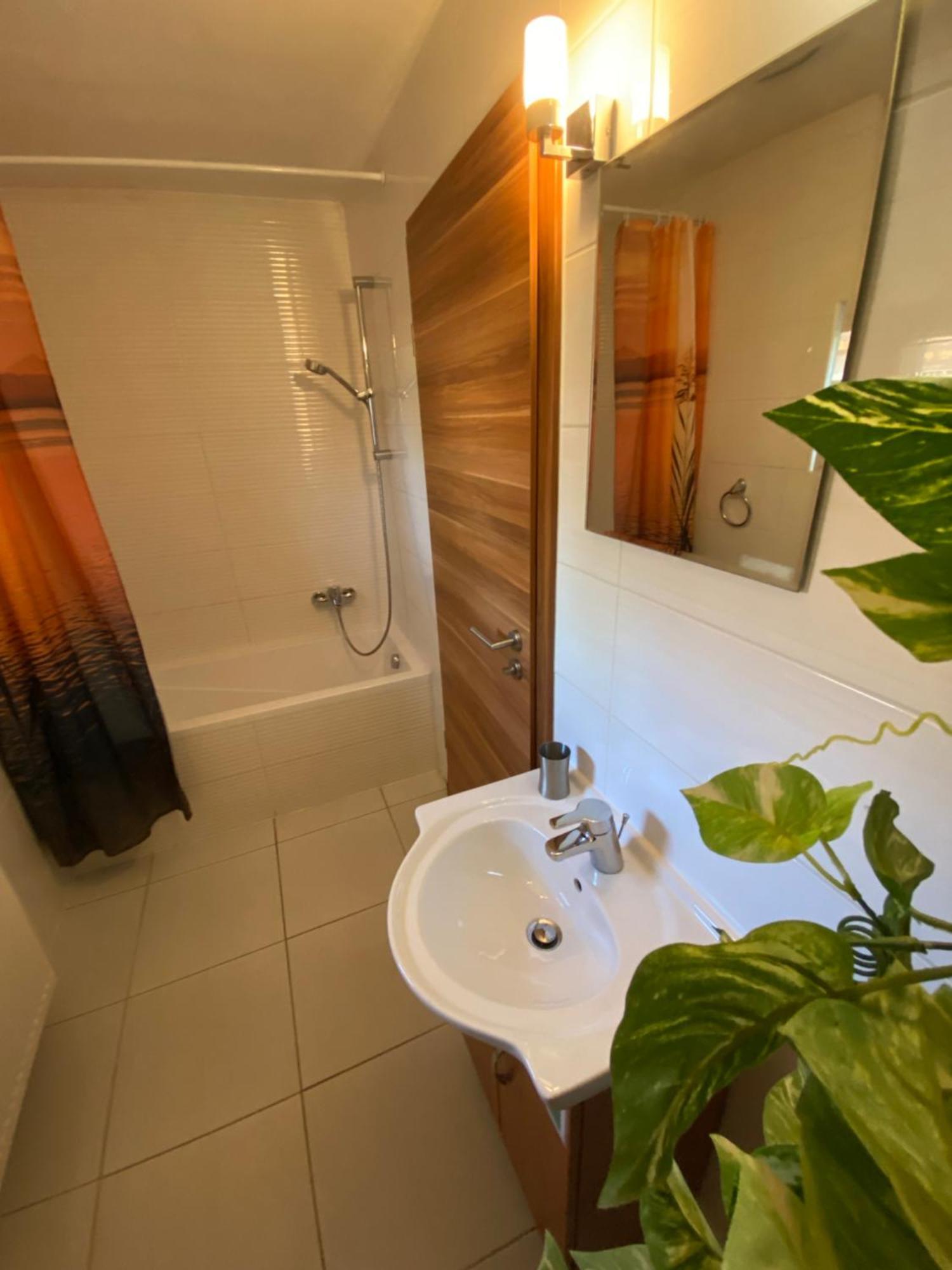 Limonade Apartman Ac Agard Elmenyfuerdo Mellett Gardony Exterior photo