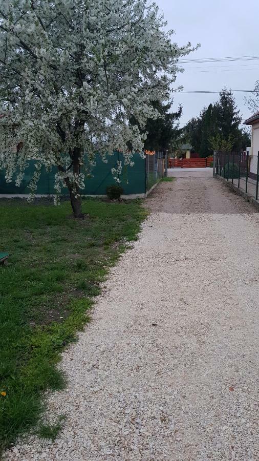 Limonade Apartman Ac Agard Elmenyfuerdo Mellett Gardony Exterior photo