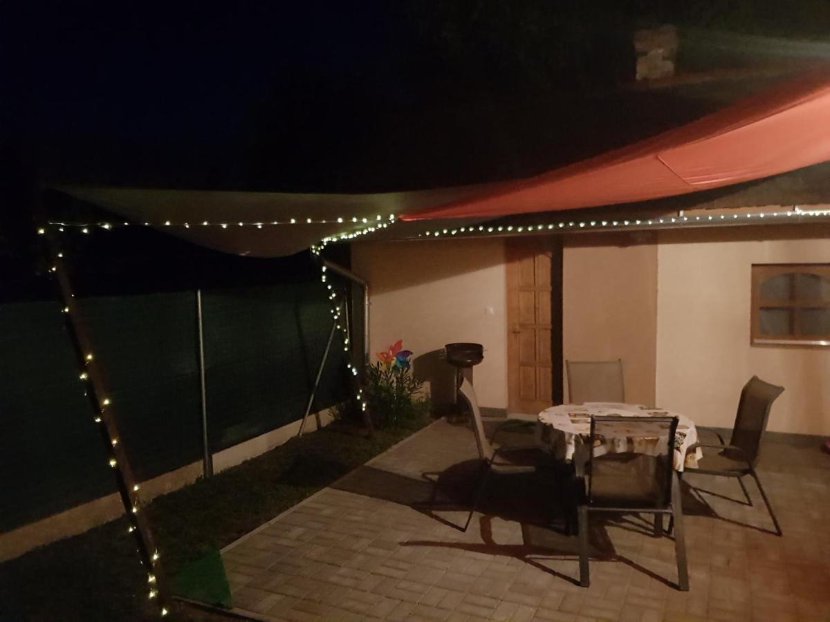 Limonade Apartman Ac Agard Elmenyfuerdo Mellett Gardony Exterior photo